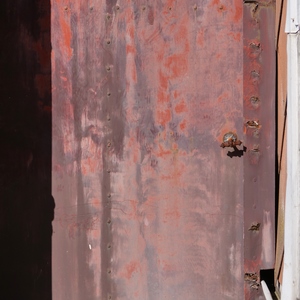 Porte en tôle rouge avec poignée, dessus découpé en forme de vagues - France  - collection de photos clin d'oeil, catégorie portes